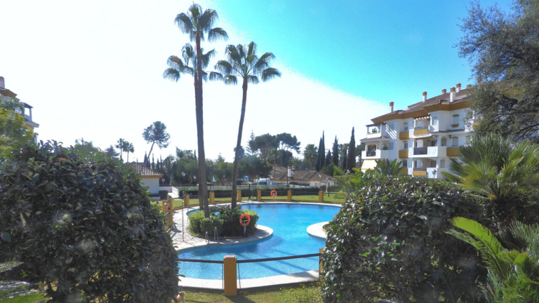 Jardines y piscina de Pinos de Nagueles